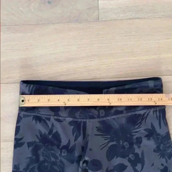 Lululemon floral Capri legging grey black - Picture 3 of 4